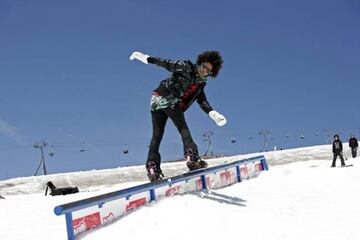 Gabby atacando la barandilla de backside lipslide.