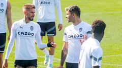 Castillejo, con Hugo Duro en un entrenamiento del Valencia.