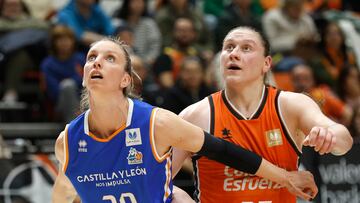 Laura Gil y Alina Iagupova pelean por un rebote.