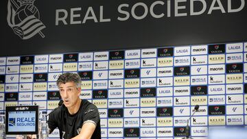 GRAFCAV7262. SAN SEBASTIÁN (ESPAÑA), 16/09/2024.- El entrenador de la Real Sociedad, Imanol Alguacil, comparece este lunes ante los medios de comunicación en el campo de entrenamiento de Zubieta. EFE/Juan Herrero