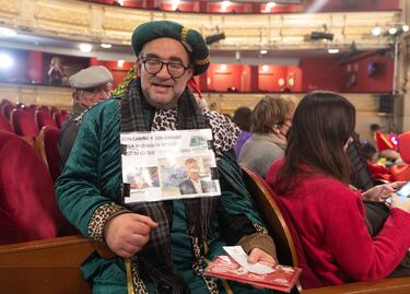 Un hombre disfrazado al inicio del Sorteo Extraordinario de la Lotería de Navidad 2022, en el Teatro Real de Madrid.