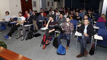 Varios estudiantes atienden durante una charla en el Comit&eacute; Ol&iacute;mpico Espa&ntilde;ol.