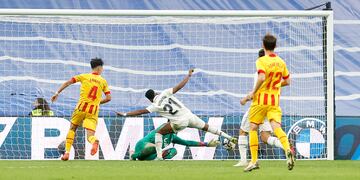 El árbitro Melero López anuló el gol al delantero del Real Madrid Rodrygo al entender que el portero del Girona Gazzaniga tenía el balón en sus manos. 