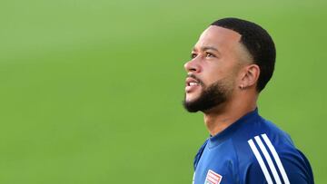 Lyon&#039;s Dutch forward Memphis Depay looks on during a training session at the Juventus stadium in Turin on August 6, 2020 on the eve of the UEFA Champions League football match Juventus vs Olympique Lyonnais, played behind closed doors due to the spre