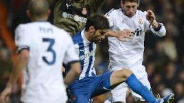 Sergio Ramos intenta el remate ante Casilla.