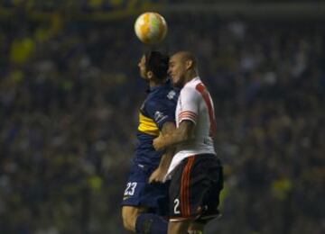 BAS212. BUENOS AIRES (ARGENTINA), 14/05/2015.- El jugador Daniel Osvaldo de Boca Juniors (i) disputa el balón con Jonatan Maidana (d) de River Plate hoy, jueves 14 de Mayo de 2015, durante un partido por los octavos de final de la Copa Libertadores, en el estado de Boca Juniors en Buenos Aires (Argentina). EFE/Iván Fernández