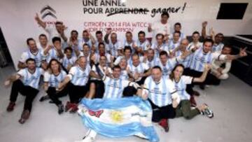 'Pechito' celebró así el título con su equipo.