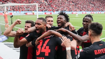 Leverkusen (Germany), 14/04/2024.- Leverkusen's players celebrate the 2-0 lead during the German Bundesliga soccer match between Bayer 04 Leverkusen and SV Werder Bremen in Leverkusen, Germany, 14 April 2024. (Alemania) EFE/EPA/CHRISTOPHER NEUNDORF CONDITIONS - ATTENTION: The DFL regulations prohibit any use of photographs as image sequences and/or quasi-video.
