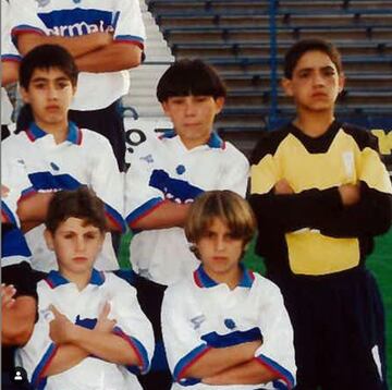 El capitán de la Roja hizo sus inferiores en Universidad Católica. Se consolidó ahí antes de saltar a Boca Juniors y luego a Europa.