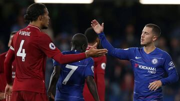 Hazard y Van Dijk se saludan despu&eacute;s del &uacute;ltimo partido de la Premier.