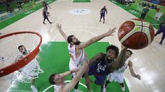 USA&#039;s centre DeAndre Jordan (R), Spain&#039;s power forward Nikola Mirotic (C) and Spain&#039;s centre Pau Gasol (Bottom L) go for a rebound during a Men&#039;s semi-final basketball match between Spain and USA at the Carioca Arena 1 in Rio de Janeiro on August 19, 2016 during the Rio 2016 Olympic Games. / AFP PHOTO / POOL / Eric Gay