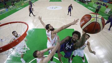 USA's centre DeAndre Jordan (R), Spain's power forward Nikola Mirotic (C) and Spain's centre Pau Gasol (Bottom L) go for a rebound during a Men's semi-final basketball match between Spain and USA at the Carioca Arena 1 in Rio de Janeiro on August 19, 2016 during the Rio 2016 Olympic Games. / AFP PHOTO / POOL / Eric Gay