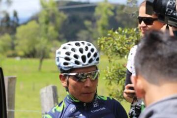 Nairo Quintana hizo un recorrido de casi 400 kil&oacute;metros por Boyac&aacute;. No es nada raro, son las carreteras de su tierra que conoce como la palma de su mano y en las que siempre entrena. Lo diferente esta vez fue que lo hizo ante los ojos de la prensa. Fue un recorrido lleno de expectativa por ver al ciclista que har&aacute; so&ntilde;ar a Colombia en el Tour de Francia y en el que tambi&eacute;n hubo un momento para parar a comer una rica arepa boyacense.