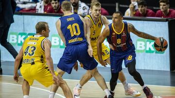 05 November 2020, Berlin: Basketball: Euroleague, Alba Berlin - FC Barcelona, main round, 7th matchday, Mercedes-Benz Arena. Adam Hanga (r-l) from FC Barcelona plays the ball alongside ALBAs Niels Giffey, Roland Smits from FC Barcelona and ALBAs Luke Sikma. Photo: Andreas Gora/dpa *** Local Caption *** .