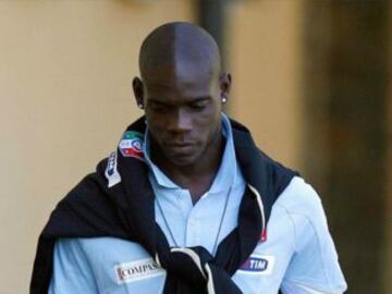 Fue detenido por merodear en una cárcel de mujeres de Brescia junto a su hermano de 17 años Enock, en octubre del 2011. Cuando fue interrogado por la Policía, Balotelli explicó claramente lo que estaba haciendo. "Sé que está mal, pero la curiosidad ha podido conmigo. Solo quería echar un vistazo".