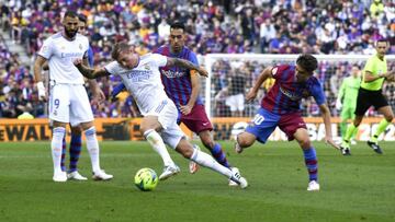 Kroos trata de irse de Busquets en el Clásico de la primera vuelta.