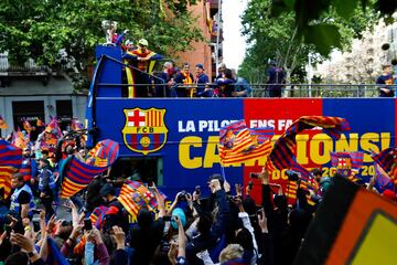 Los jugadores del Barcelona recorrieron las calles de la ciudad celebrando el doblete