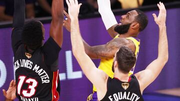 Kissimmee (United States), 01/10/2020.- Los Angeles Lakers forward LeBron James (R, top) shoots over Miami Heat forward Bam Adebayo (L) and guard Goran Dragic (R, bottom) in the first half of their NBA Finals basketball game one at the ESPN Wide World of Sports Complex in Kissimmee, Florida, USA, 30 September 2020. (Baloncesto, Estados Unidos) EFE/EPA/ERIK S. LESSER SHUTTERSTOCK OUT