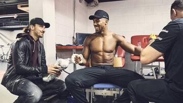 Zlatan Ibrahimovic y Anthony Joshua bromean en el vestuario del Principally Stadium de Cardiff antes de la pelea del boxeador ante Carlos Takam.