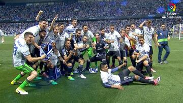 Los campeones posando en la cancha: Cristiano, desatado...