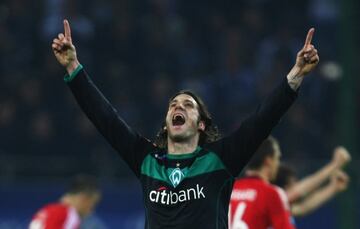 Torsten Frings celebra el triunfo ante el Hamburgo hace once años.