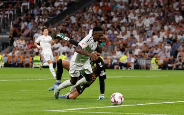 Tras la revisión en el VAR, Arberola Rojas pitó penalti a favor del Madrid por el derribo de Rui Costa a Vinicius.