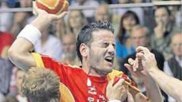 <b>FRENADO. </b>Iker Romero cierra los ojos ante la falta de los suecos.