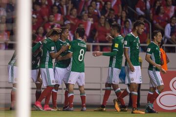 El camino rumbo a Rusia 2018 cada vez está más cerca de llegar a su fin y la penúltima fecha de eliminatorias mundialistas se jugará en octubre. Se sellarán los boletos de las zonas de Concacaf y Conmebol, mientras que en UEFA se conocerán a los primeros nueve invitados. También se definirán quienes buscarán su pase a través de los repechajes continentales, en el caso de Europa, e internacionales, en los casos de Concacaf contra Asia y Sudamérica frente a Oceanía. México, ya con el boleto en la mano, se medirá el 6 a Trinidad y Tobago en San Luis Potosí y buscará terminar como líder frente a Honduras en San Pedro Sula el 10 de octubre.