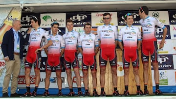 Imagen de varios corredores del equipo Burgos-BH antes de competir en la Vuelta a Andaluc&iacute;a 2017.