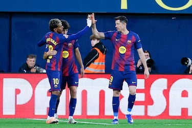 Lamine Yamal celebra el 0-2 al Villarreal con Curbasí y Lewandowski.