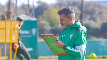 Ania toma nota en su pizarra