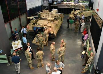 A la izquierda una de las Met-D, las unidades de control. A la derecha un M113 modificado que será conducido y disparado desde la Met-D