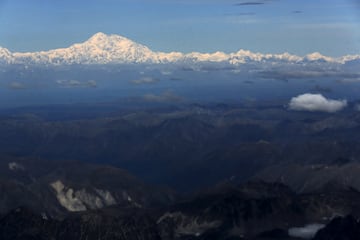 FILE PHOTO: Denali (L), formerly known as Mount McKinley, can be seen from Air Force One as U.S. President Barack Obama arrives in Anchorage, Alaska August 31, 2015. REUTERS/Jonathan Ernst/File Photo