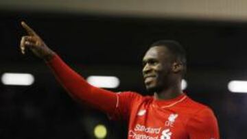 Benteke celebra un gol con el Liverpool.