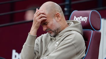 Pep Guardiola, entrenador del Manchester City, se lamenta en el banquillo durante el partido ante el West Ham.