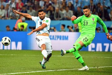 Sergio Agüero y  Danijel Subasic.