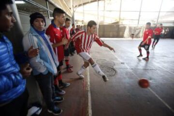 Prisioneros participan en un partido de fútbol entre reclusos de la selecciones chilena y resto de América en la penitenciaria de Santiago (Chile)