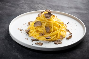 El Tajarin al Tartufo Bianco d’Alba es uno de los platos más emblemáticos y lujosos de la cocina del Piemonte, en el norte de Italia. Es una preparación simple, pero con ingredientes de altísima calidad, donde el protagonista absoluto es el trufa blanca de Alba, uno de los hongos más caros y aromáticos del mundo. El Tartufo Bianco d’Alba es la famosa trufa blanca de Alba, una ciudad en la región del Piamonte.