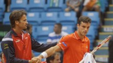 Carlos Moy&aacute;, capit&aacute;n, y Roberto Bautista. 