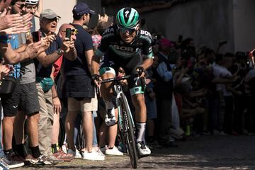 Decimosegunda etapa entre Cuneo y Pinerolo de 156 km. Cesare Benedetti el ganador del recorrido de día.