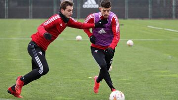 El rojillo Marqués trata de lanzar a portería bajo la oposición de Capellini en un entrenamiento.