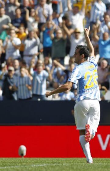 El delantero del Málaga Juan MIguel "Juanmi" celebra su gol, tercero del equipo, durante el encuentro de la novena jornada de Liga en Primera División que Málaga y Rayo Vallecano están disputando en el estadio de La Rosaleda, en Málaga.