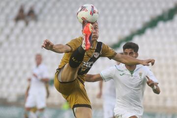 Tenaz disputa de un balón dividido.