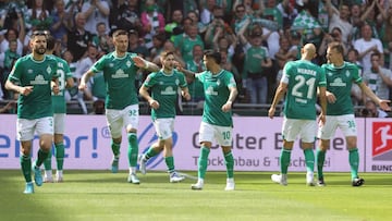 Bremen (Germany), 15/05/2022.- Bremen'Äôs players celebrate the 1-0 goal during the German Second Bundesliga soccer match between SV Werder Bremen and Jahn Regensburg in Bremen, northern Germany, 15 May 2022. (Alemania) EFE/EPA/FOCKE STRAN