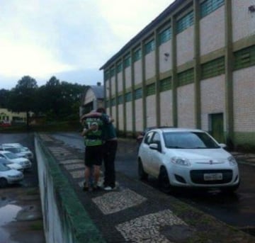 Aficionados del Chapecoense lloran a las v¨ªctimas de la tragedia.
