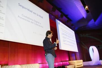 Jorge Flores durante una charla formativa sobre ciberacoso