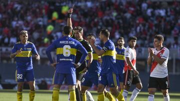 BUENOS AIRES, ARGENTINA - OCTOBER 03: Referee Fernando Rapallini shows red card to Marcos Rojo of Boca Juniors during a match between River Plate and Boca Juniors as part of Torneo Liga Profesional 2021 at Estadio Monumental Antonio Vespucio Liberti on October 3, 2021 in Buenos Aires, Argentina. (Photo by Marcelo Endelli/Getty Images)