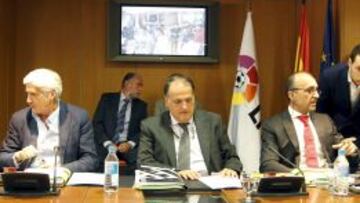 El presidente de la LFP, Javier Tebas (en el centro), regres&oacute; anoche de San Francisco para centrarse en este problema.
 