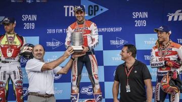 Toni Bou, en lo más alto del podio durante el trial de España.