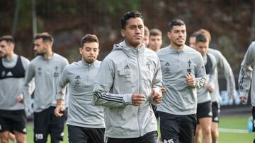 Renato Tapia corre, seguido de Lucas Olaza y de Fran Beltran, durante un entrenamiento del Celta.